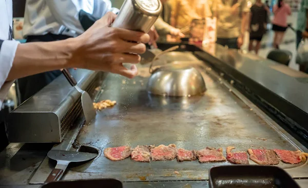 Szakács Főzés Forró Serpenyőben Előtt Vevők Marhahús Steak Keze Japán — Stock Fotó