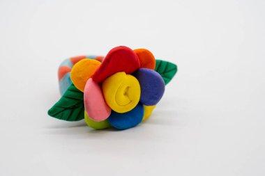 Hamuru el yapımı çiçekler. Kil Beyaz arka plan üzerinde izole yapılmış çiçekler.