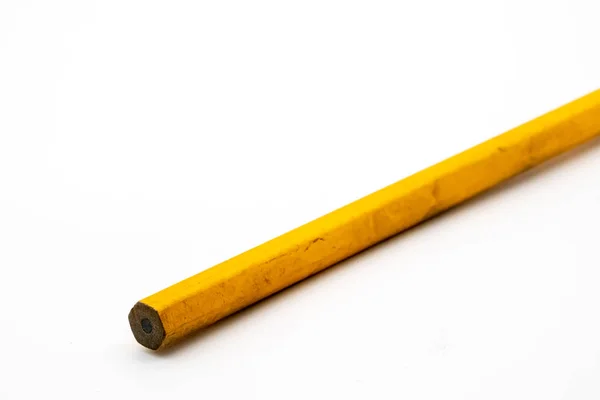 Fechar Sobre Lápis Amarelo Sobre Fundo Branco Foco Seletivo — Fotografia de Stock