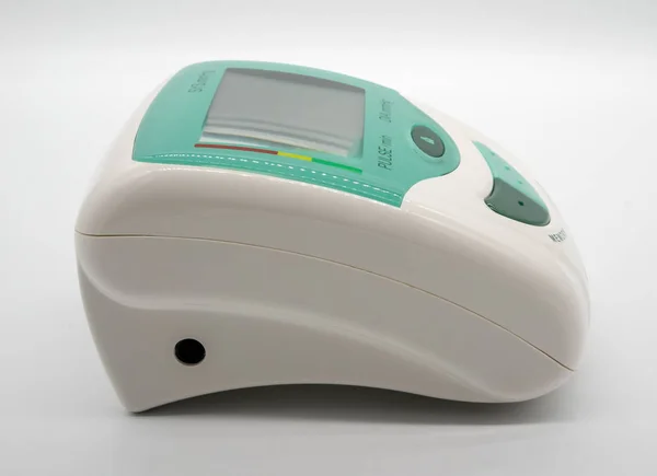 緑自動デジタル血圧モニターは分離に白い背景 — ストック写真
