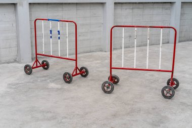 Tekerlekli hiçbir somut yolda geçmek için kırmızı ve beyaz çelik bariyer