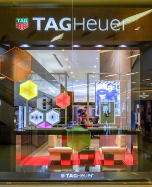 Tag Heuer dükkanında Siam Paragon, Bangkok, Tayland, 9 Mar 2018: Dünya ünlü saat markası. Vasıl belgili tanımlık stok perspektif çerçevede Vitrini.