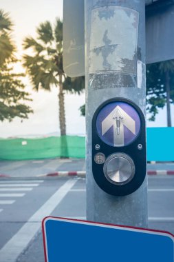 Yaya geçidi çağrı düğmesine kadar kapatın. Sokağın karşısındaki yürüyüş iletilmesi için elektrik anahtarları talebi.