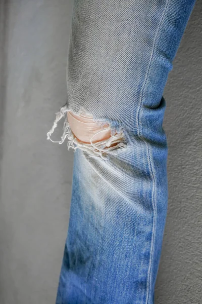 Woman Leg Wearing Jeans Torn Denim White Wall Background Jeans — Stock Photo, Image