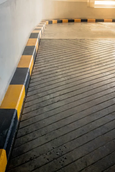 Concrete Road Ramp Yellow Black Curb Building — Stock Photo, Image