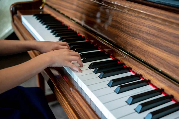 Des Mains Enfant Sur Piano Droit Bois Concentration Sélective — Photo