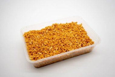 Derin sarımsak şeffaf plastik kap beyaz arka plan üzerinde izole içinde ateş