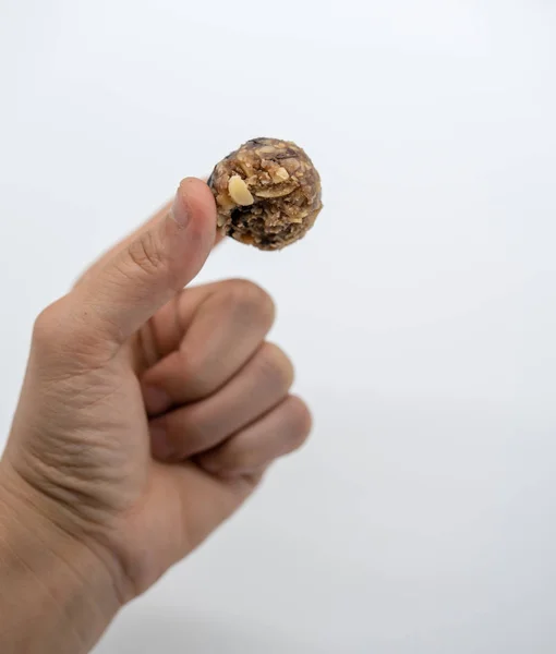 Mujer Mano Sosteniendo Saludable Bola Energía Con Dos Dedos Aislados — Foto de Stock