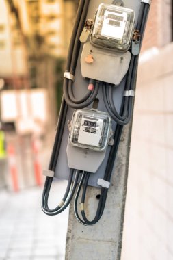 Elektrik donatımı. Elektrik kablo ve crimper. Elektrik sayacı Caddesi boyunca beton direğe.