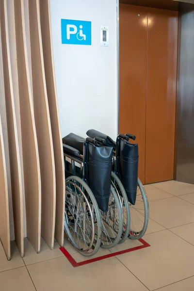 Cadeira Rodas Elevador Para Deficientes Cadeira Rodas Esperando Frente Elevador — Fotografia de Stock