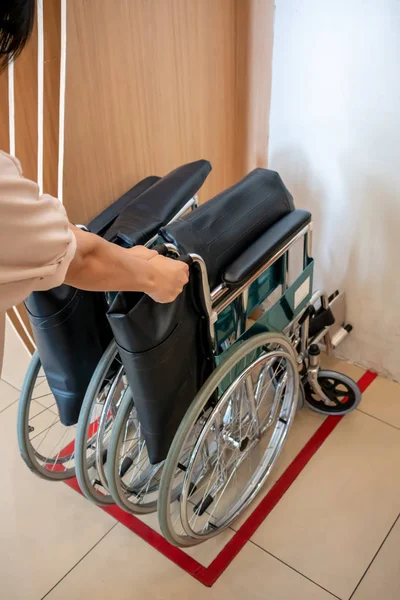 Mão Mulher Puxando Cadeira Rodas Área Estacionamento Cadeira Rodas — Fotografia de Stock