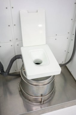 Uzay İstasyonu içinde lavabo oda. Boş tuvalet klozet bir uzay aracı ile. Astronotlar uzay tuvaleti.