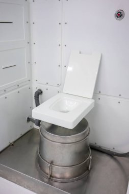 Uzay İstasyonu içinde lavabo oda. Boş tuvalet klozet bir uzay aracı ile. Astronotlar uzay tuvaleti.