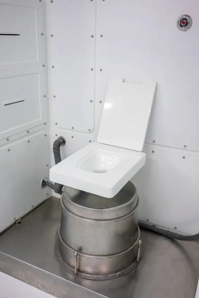 Туалетная Комната Внутри Космической Станции Пустой Туалет Унитазом Космическом Корабле — стоковое фото