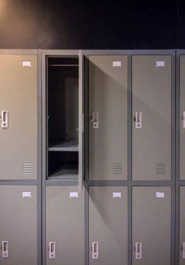 Açılan kapı ile boş soyunma odası. Fitness ücretsiz hizmet.