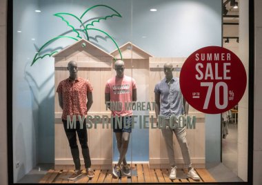 Springfield Dükkanı, Emquatier, Bangkok, Tayland, 29 Haziran 2018: moda yaz casual giyim görüntü tropikal vintage Kur karşı.