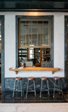 Emquatier, Bangkok, Tayland, 29 Haziran 2018 vanilya kafeteryada: ön Avrupa tarzı kafeteryada barda sayaç kapalı.