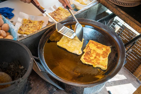 Mão Cozinhar Ovo Roti Sobre Panela Quente Com Óleo Palma — Fotografia de Stock