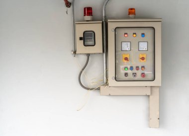 Duvarda asılı gri metal kutu içinde elektrik şehir kontrol paneli. Elektrik pano ve kabine endüstriyel