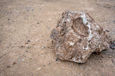 Küçük ve büyük taşlarla doğal kaba kum. Doğal soyut kavram.