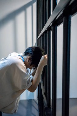 Asyalı kadın ile metal siyah bar stres ile holding eller. Kavram hapsetmek.