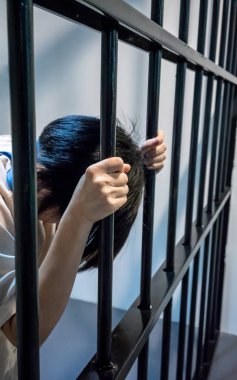 Metal siyah bar stres ile holding eller. Kavram hapsetmek.