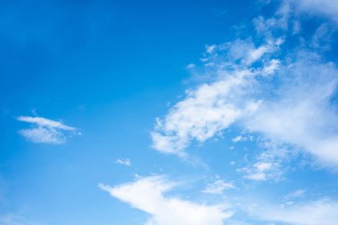 Güzel mavi gökyüzü ve bulanık gökyüzü arka plan kopya alanı ile için.