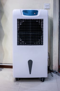 Elektronik Oda Kule fan ve beyaz duvar arka plan üzerinde nemlendirici