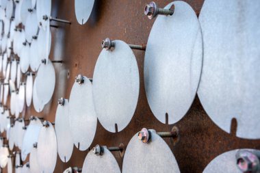 Daire metal levhalar paslı metal duvar dekorasyon için yüklü. Mimari detay tasarım.