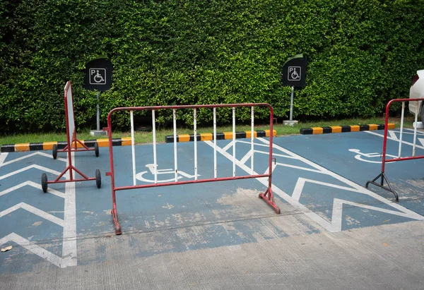 Barriera Acciaio Rosso Bianco Con Ruote Disabili Parcheggio — Foto Stock