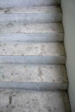 Eski ve pis somut adımlar dokusu gösterilen. Üstten görünüm