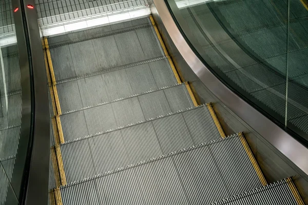 自动扶梯在社区购物中心 购物中心 关闭移动电动扶梯 — 图库照片