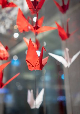 Ekran tasarımı için dizeleri ile kırmızı ve beyaz Origami Kuşlar uçmak.