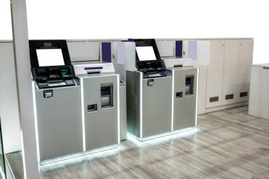 Mor ve gümüş Atm makineleri. Station otomatik makineler.