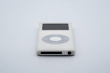 Apple ipod müzik çalar. Bangkok, Tayland - 21 Ağustos 2018: ipod Nano 2005. Stüdyo çekim, izole beyaz arka plan üzerinde.