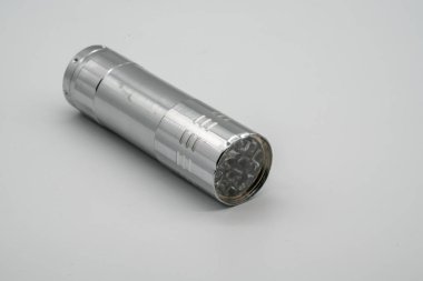Beyaz arka plan üzerinde izole gümüş metal hasarlı el feneri