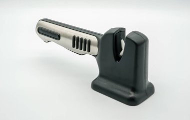 Beyaz arka plan üzerinde izole siyah ve gümüş bıçak kalemtıraş