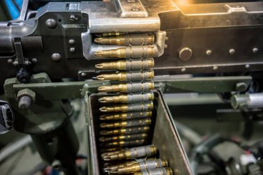 Satır güçlü silah mühimmat mermi. Mermi kemer, bandoleer, makineli tüfek.