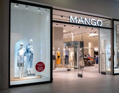 Mango dükkanında Terminal 21, Bangkok, Tayland, 7 Mayıs 2018: moda Mng marka Vitrini. Casual kadın garnitür telleri ve modern tarzı ana girişinde vitrinde çanta.