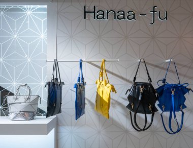 Haana-Fu salonu Terminal 21, Bangkok, Tayland, 7 Mayıs 2018: Japon origami katlanabilir çanta mağaza Dükkanı pop. Beyaz modern göstermek yanında yürüyen merdiven.