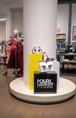 Jaspal dükkanı terminalinde 21, Bangkok, Tayland, 7 Mayıs 2018: görsel ekran merchandising. Karl Lagerfeild karakter tote çanta içinde stok için tasarlanmış.