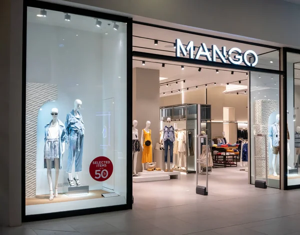 ターミナル バンコク 2018 日にマンゴー ショップ Mng のファッショナブルなブランド ウィンドウ表示します カジュアルな女性の衣類とバッグ正面入口にモダンなスタイルのショーケース — ストック写真