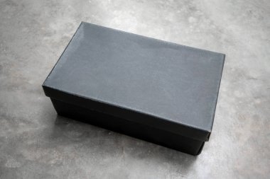 Siyah kağıt dikdörtgen kutu beton zemin