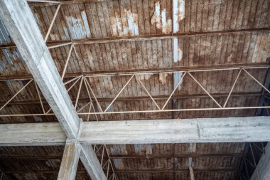 Eski kirli metal levha çatı, metal yapısına beton direk ve kirişler.
