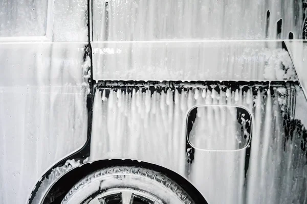 Biltvätt Med Tvål Svart Bil Omfattas Skum Parkering — Stockfoto