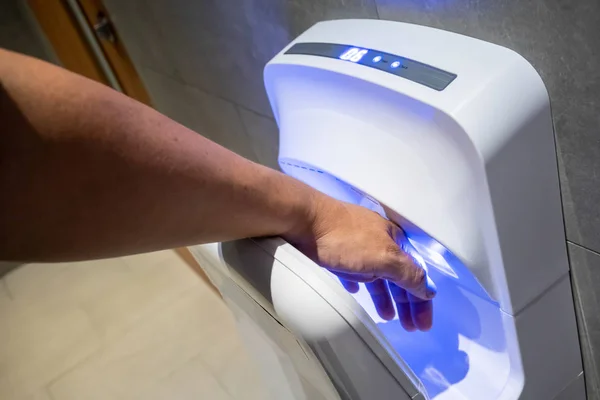 Man Dries Wet Hand Modern Vertical Hand Dryer Public Restroom — Stock Photo, Image