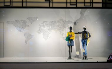 Siam Paragon, Bangkok, Tayland, 9 Mayıs 2018 dükkanında ESP: şık casual giyim ve aksesuar markası Vitrini. Görsel mağazacılık ve uzay.