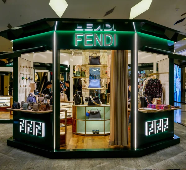 Siam Paragon, Bangkok, Tayland, 9 Mayıs 2018 dükkanında Fendi: lüks moda deri ürünleri ve giyim Isle alışveriş Vitrini amiral gemisi mağaza ile.