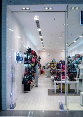Kipling alışveriş merkezi Westgate Bangkok, Tayland, 10 Mayıs 2018: moda marka çanta ve aksesuar deposu. Girişinden önden görünüm.