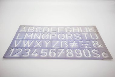 Beyaz arka plan üzerinde izole Pvc plastik cetvel şablon yazı ışık mavi alfabe stencil